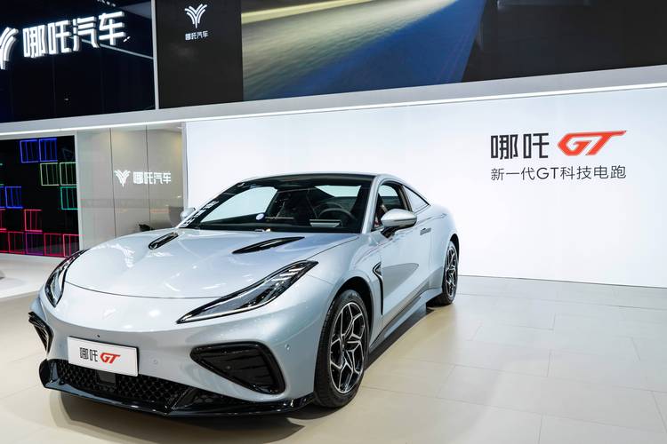 成都290哪吒汽车在智能汽车领域的表现，领途汽车在新能源汽车市场中的影响力